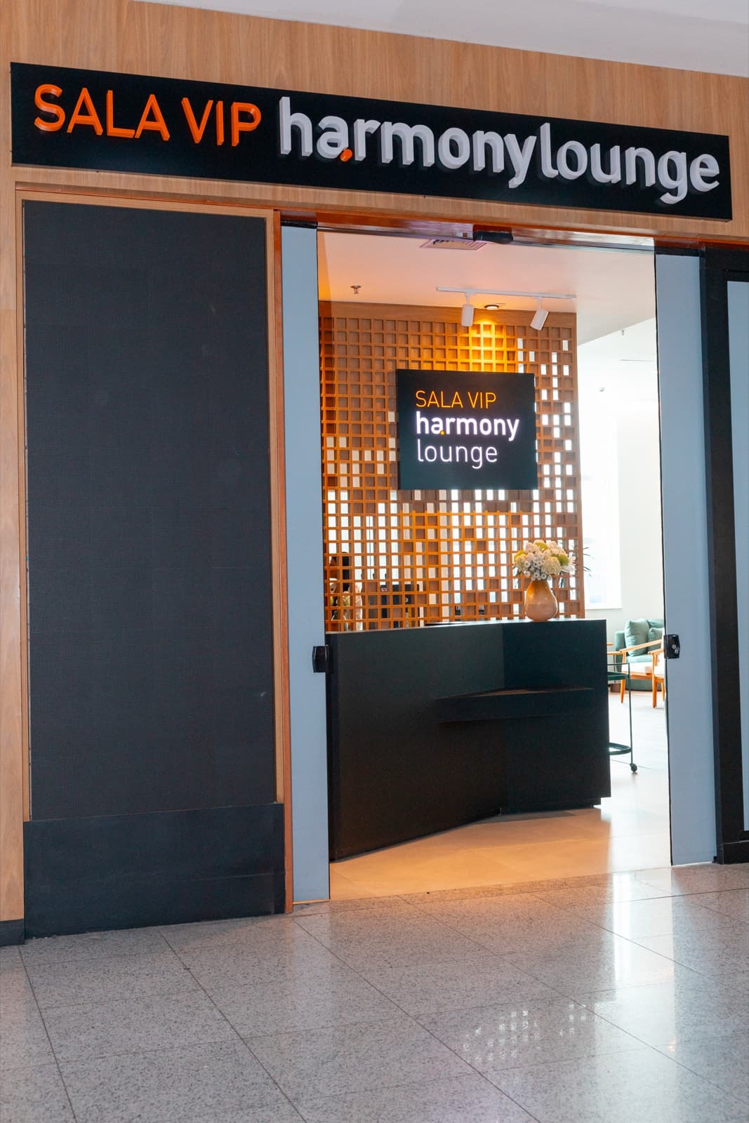 Entrada de Harmony Lounge en el aeropuerto