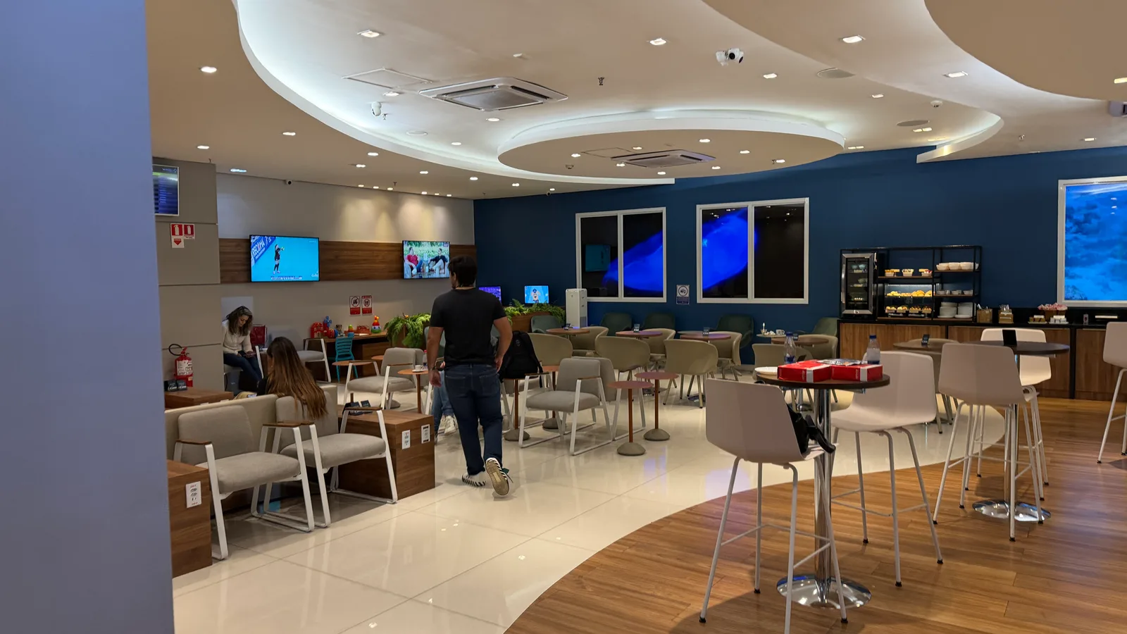 Área principal do Harmony Lounge Manaus com buffet, mesas e poltronas